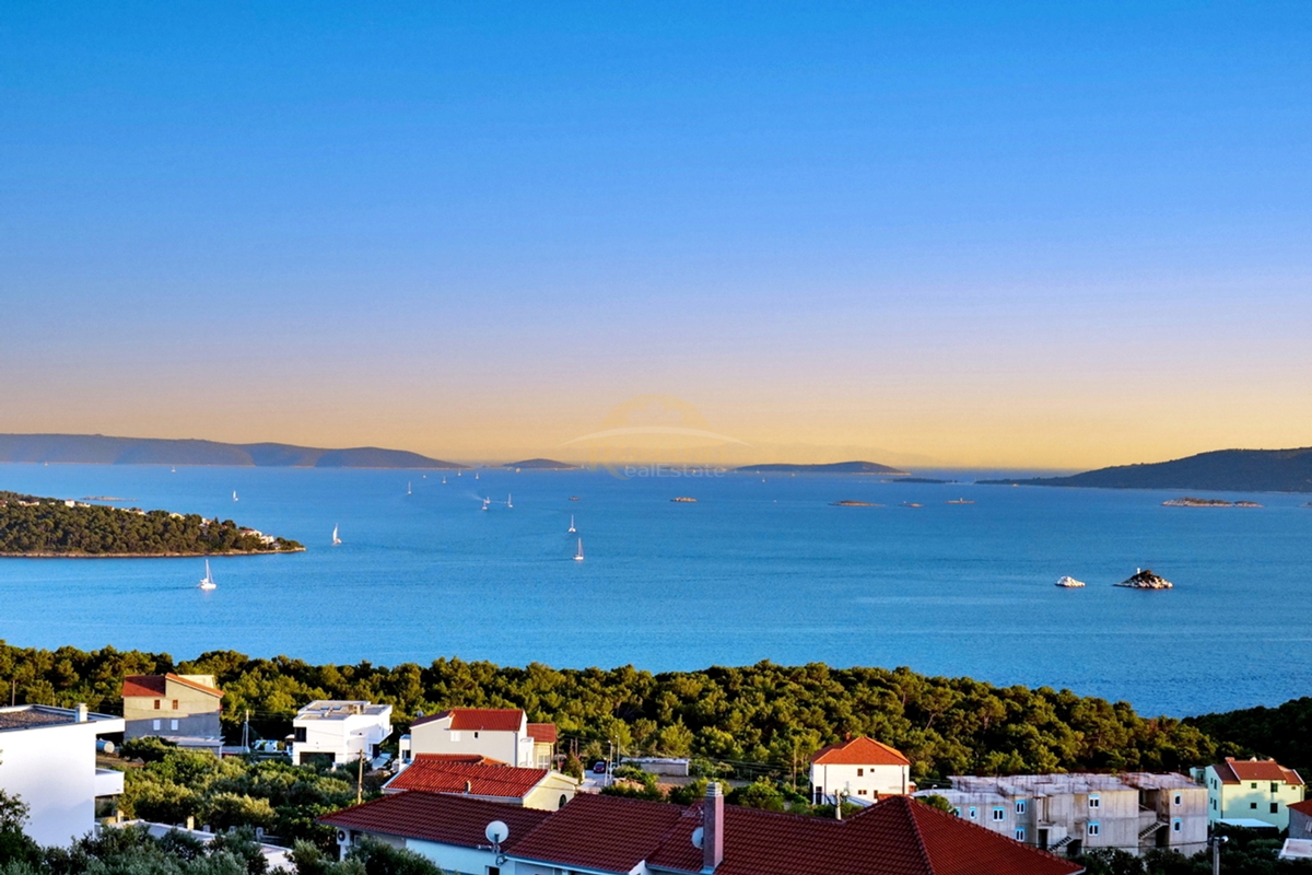 Villa esclusiva a Seget Gornji in un ambiente tranquillo e silenzioso con una splendida vista panoramica